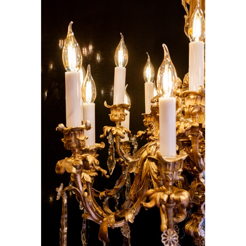 Victor Raulin (1867-1925) et Baccarat Lustre aux Amours en bronze ciselé et doré de style Louis XV | Biron 