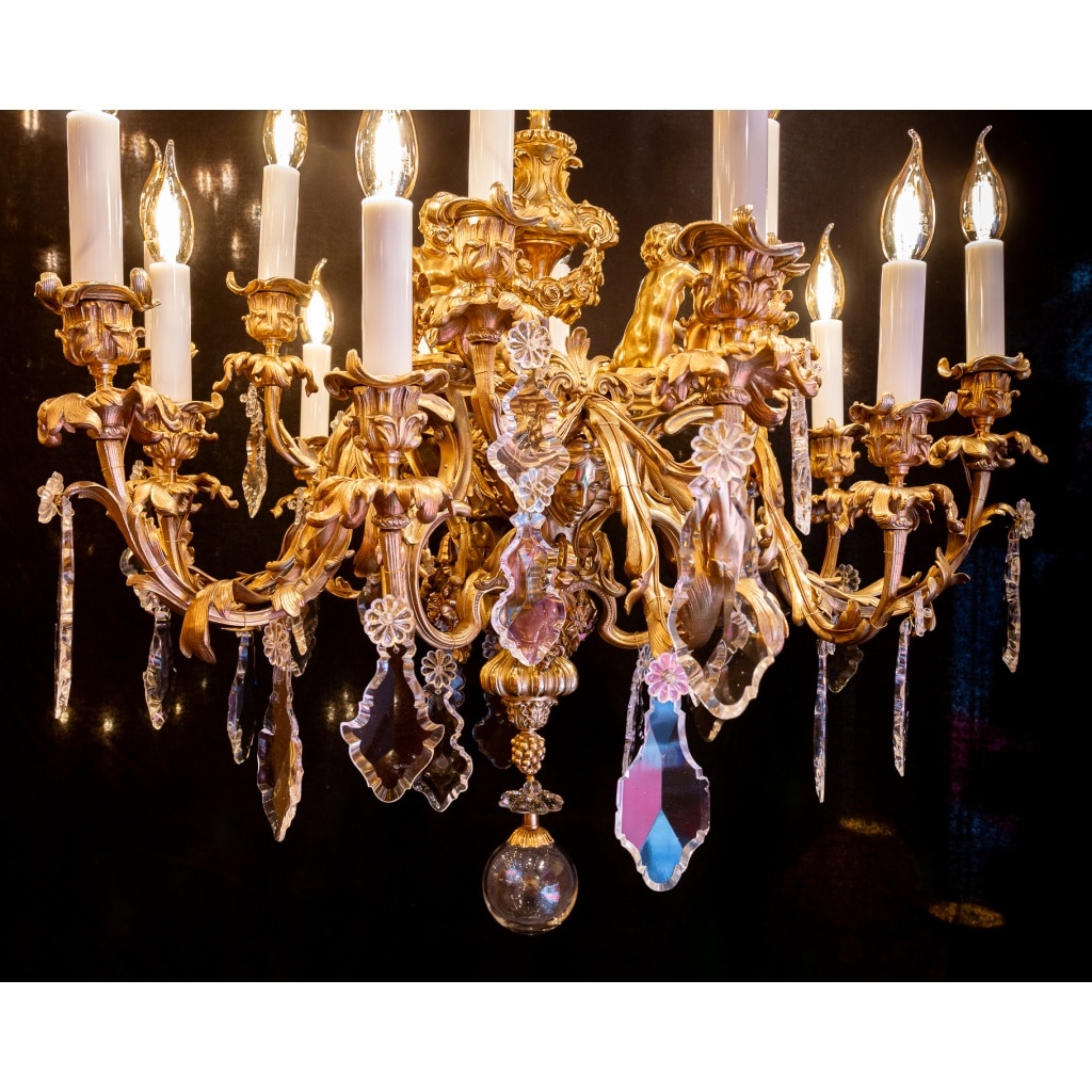 Victor Raulin (1867-1925) et Baccarat Lustre aux Amours en bronze ciselé et doré de style Louis XV | Biron 