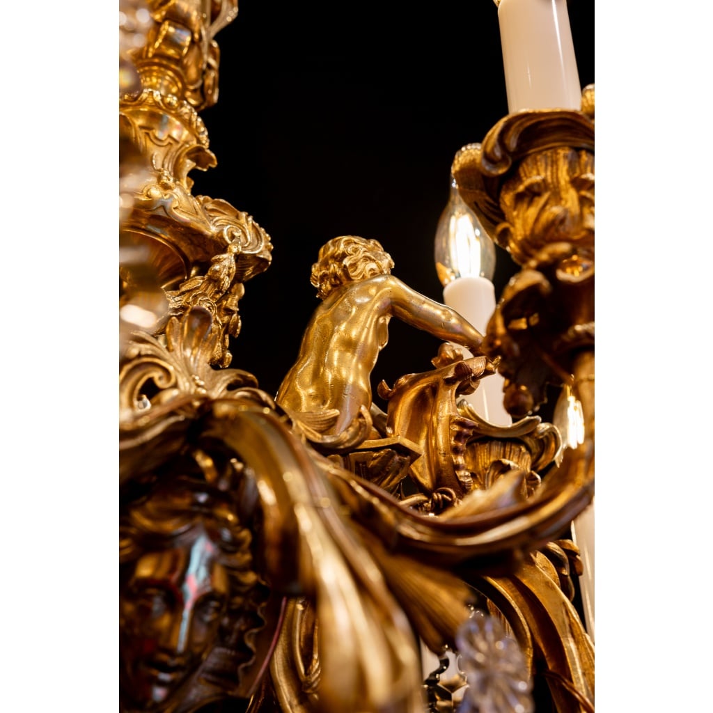 Victor Raulin (1867-1925) et Baccarat Lustre aux Amours en bronze ciselé et doré de style Louis XV | Biron 