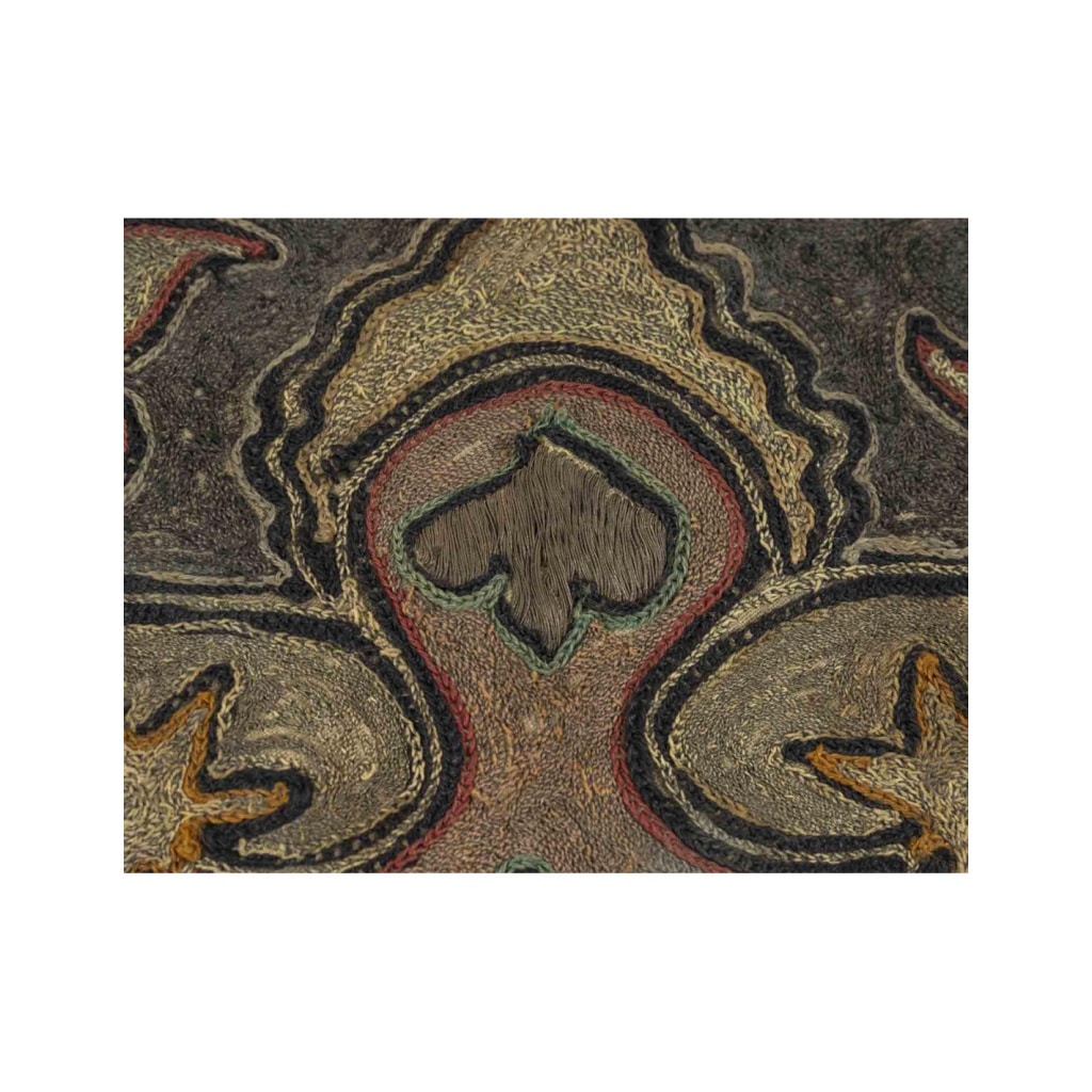 Napperon Orientaliste, brodé de fil d’or et autres fil, XIXème siècle, Art d’Orient. | Biron 