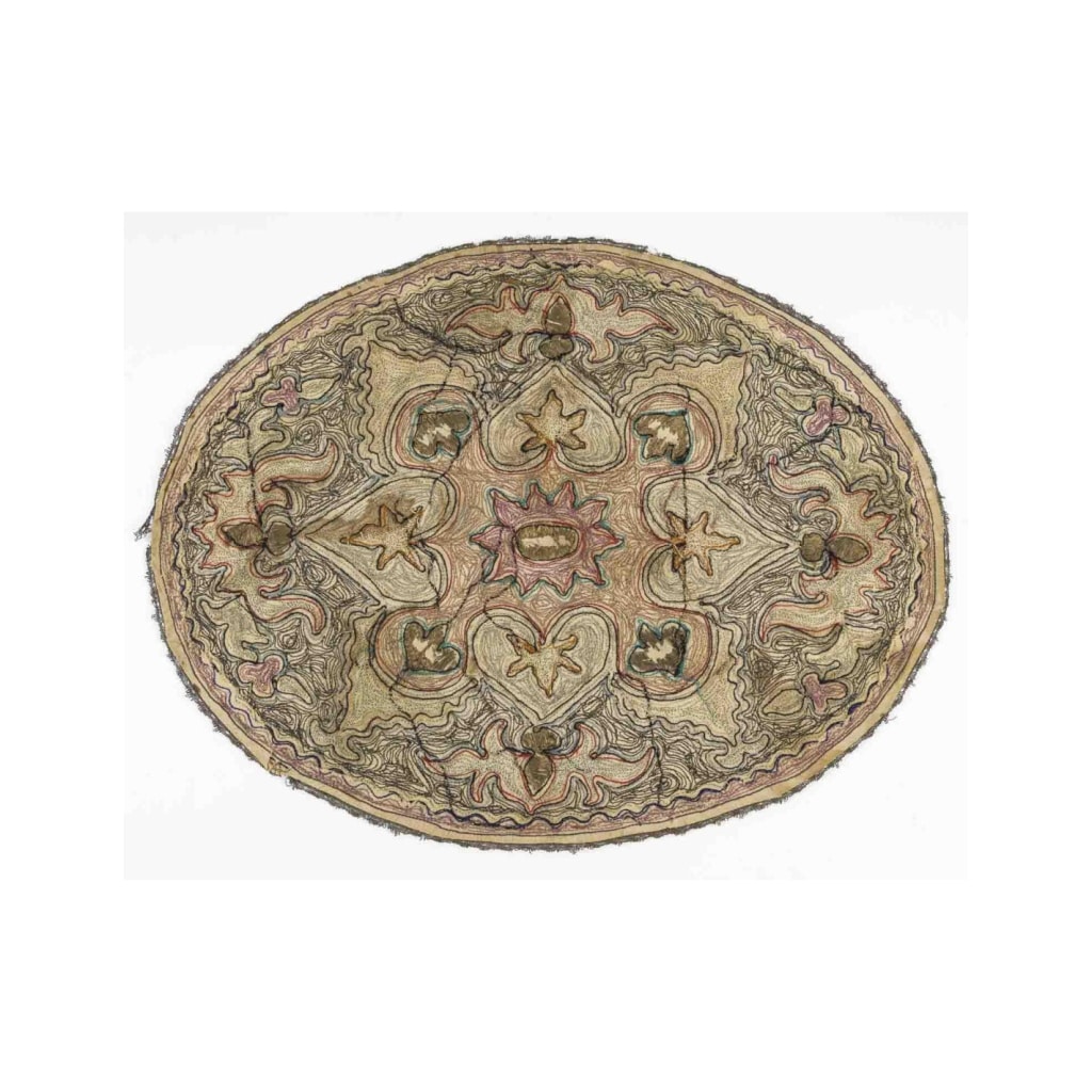 Napperon Orientaliste, brodé de fil d’or et autres fil, XIXème siècle, Art d’Orient. | Biron 