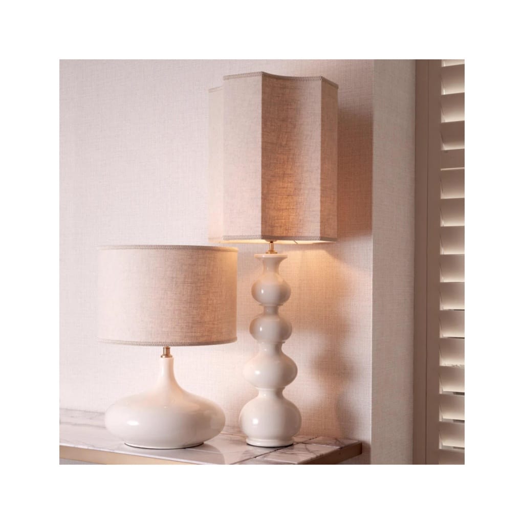 Paire de lampes de table en céramique blanche craquelée et laiton patiné. | Biron 