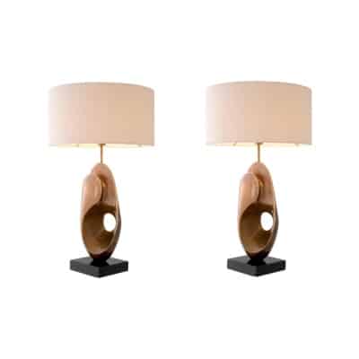 Paire de lampes de table en laiton patiné et base en granit noir.