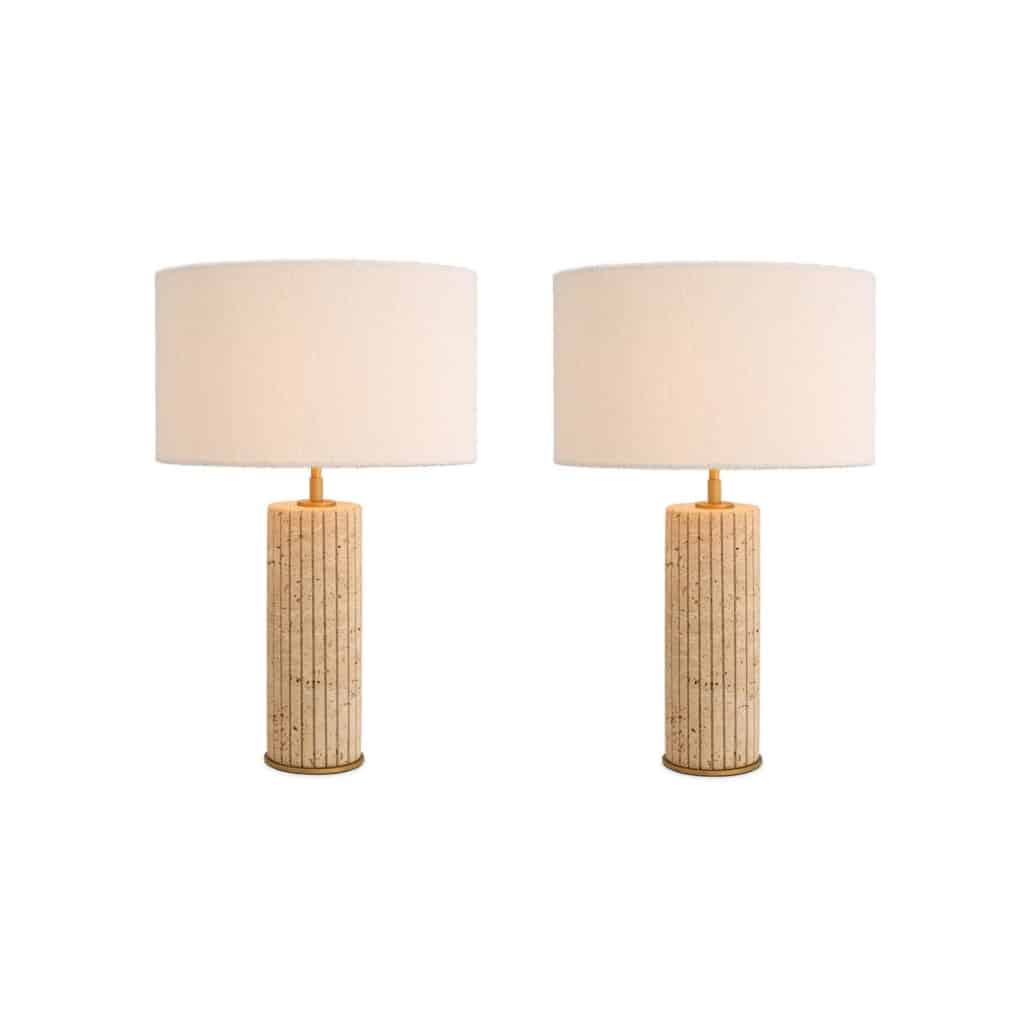 Paire de lampes de table en travertin et laiton patiné. | Biron 