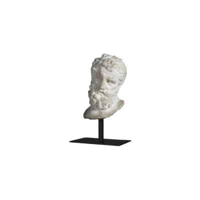 Sculpture de Tête d'Hercule, petite taille, en résine et socle en métal.