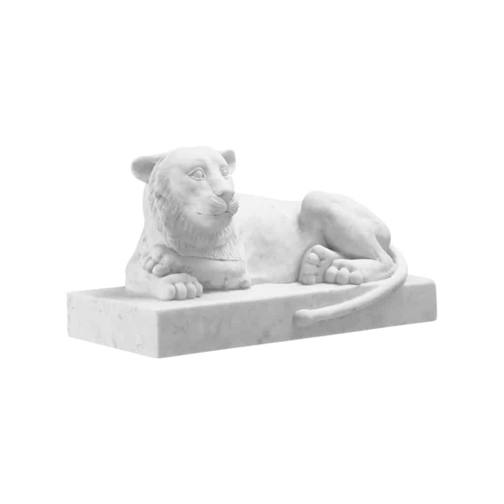Sculpture d’un lion couché en marbre blanc, dans le gout de l’Egypte ancienne, XXème siècle. | Biron 