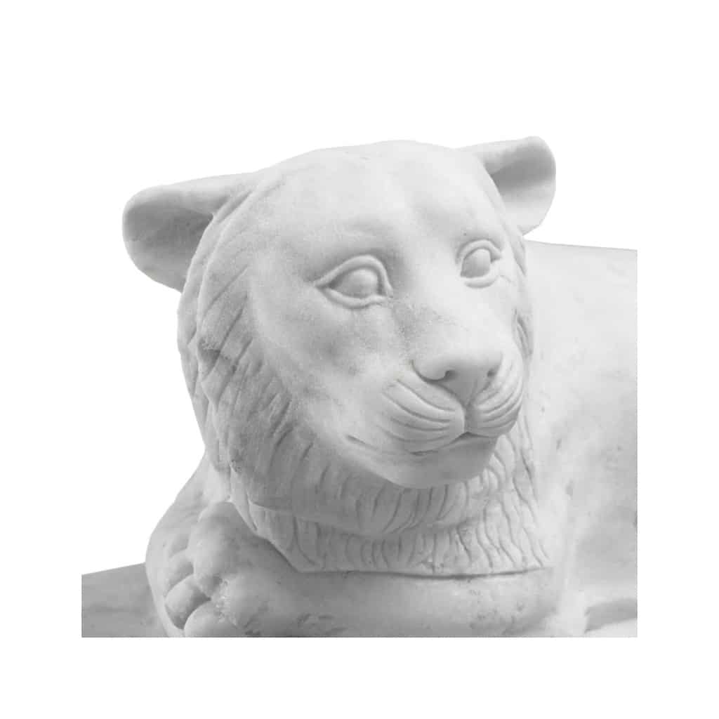 Sculpture d’un lion couché en marbre blanc, dans le gout de l’Egypte ancienne, XXème siècle. | Biron 