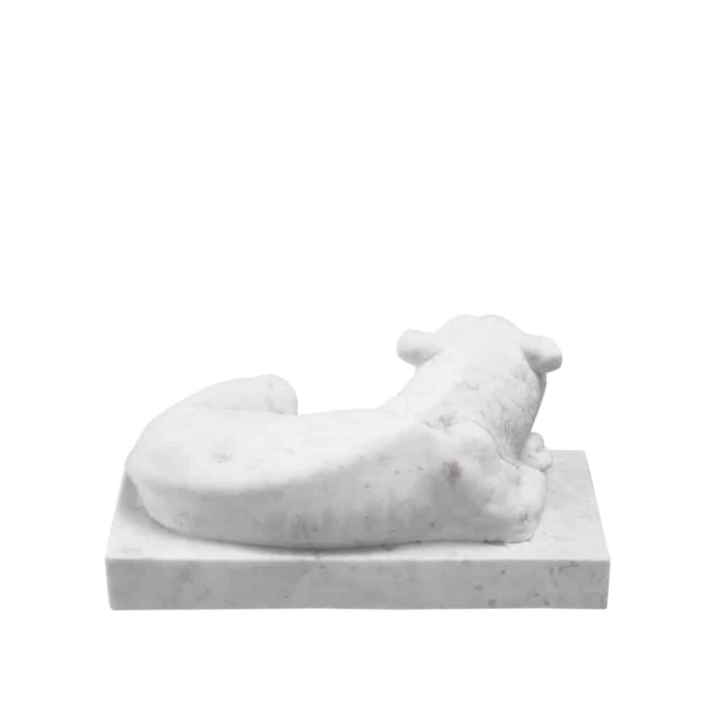 Sculpture d’un lion couché en marbre blanc, dans le gout de l’Egypte ancienne, XXème siècle. | Biron 