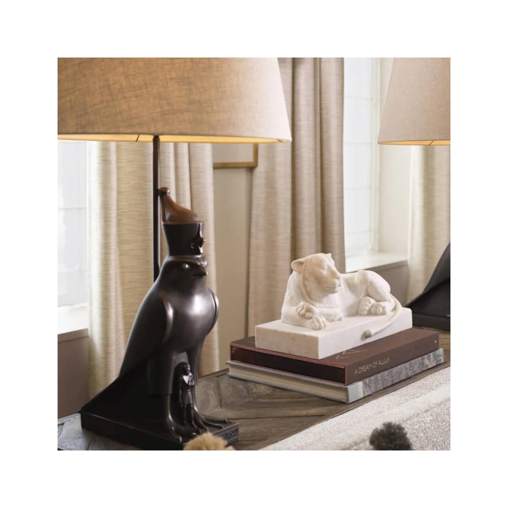Sculpture d’un lion couché en marbre blanc, dans le gout de l’Egypte ancienne, XXème siècle. | Biron 