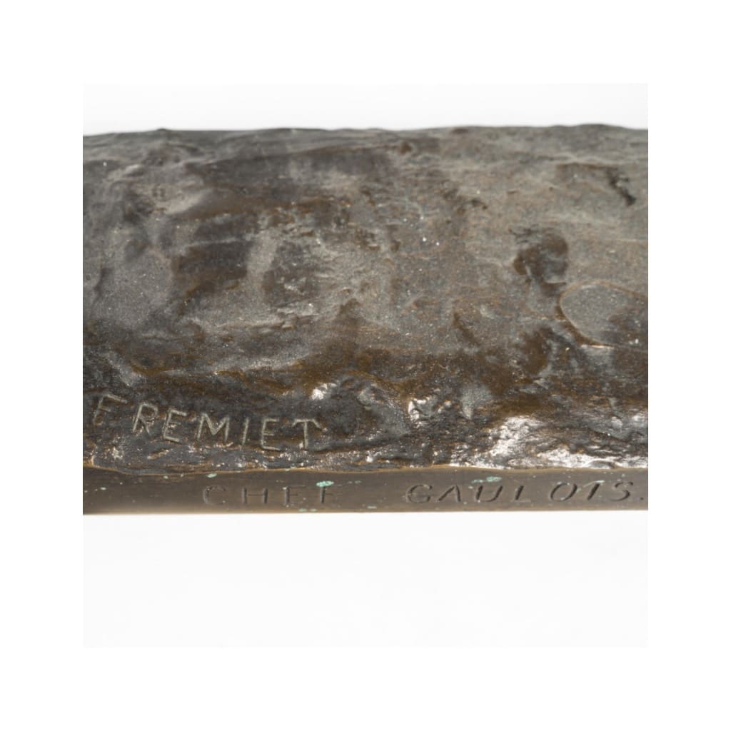 Sculpture en bronze représentant un chef gaulois, signé FREMIET. | Biron 