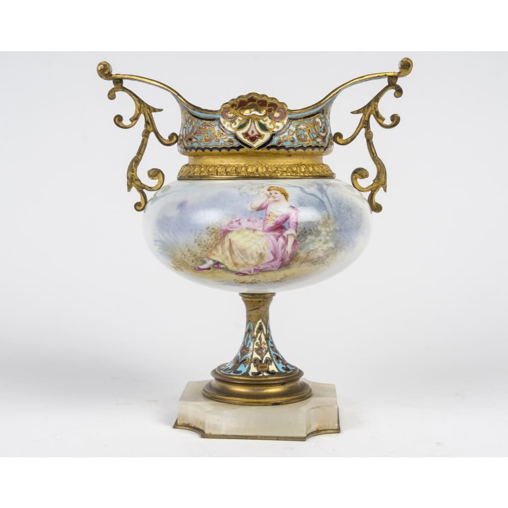 Coupe en Porcelaine Peinte, Bronze Doré et Émail Cloisonné – Style Napoléon III | Biron 