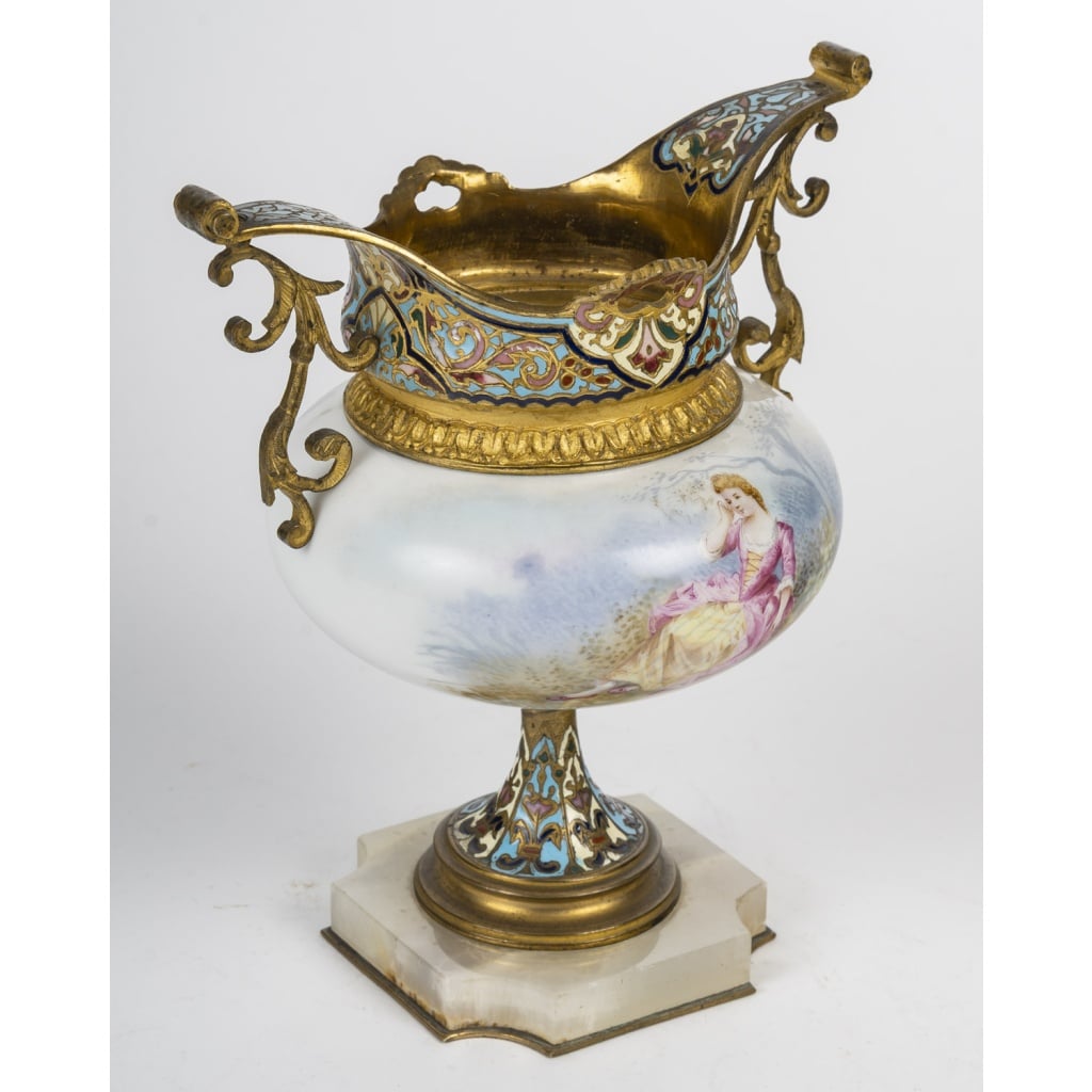 Coupe en Porcelaine Peinte, Bronze Doré et Émail Cloisonné – Style Napoléon III | Biron 