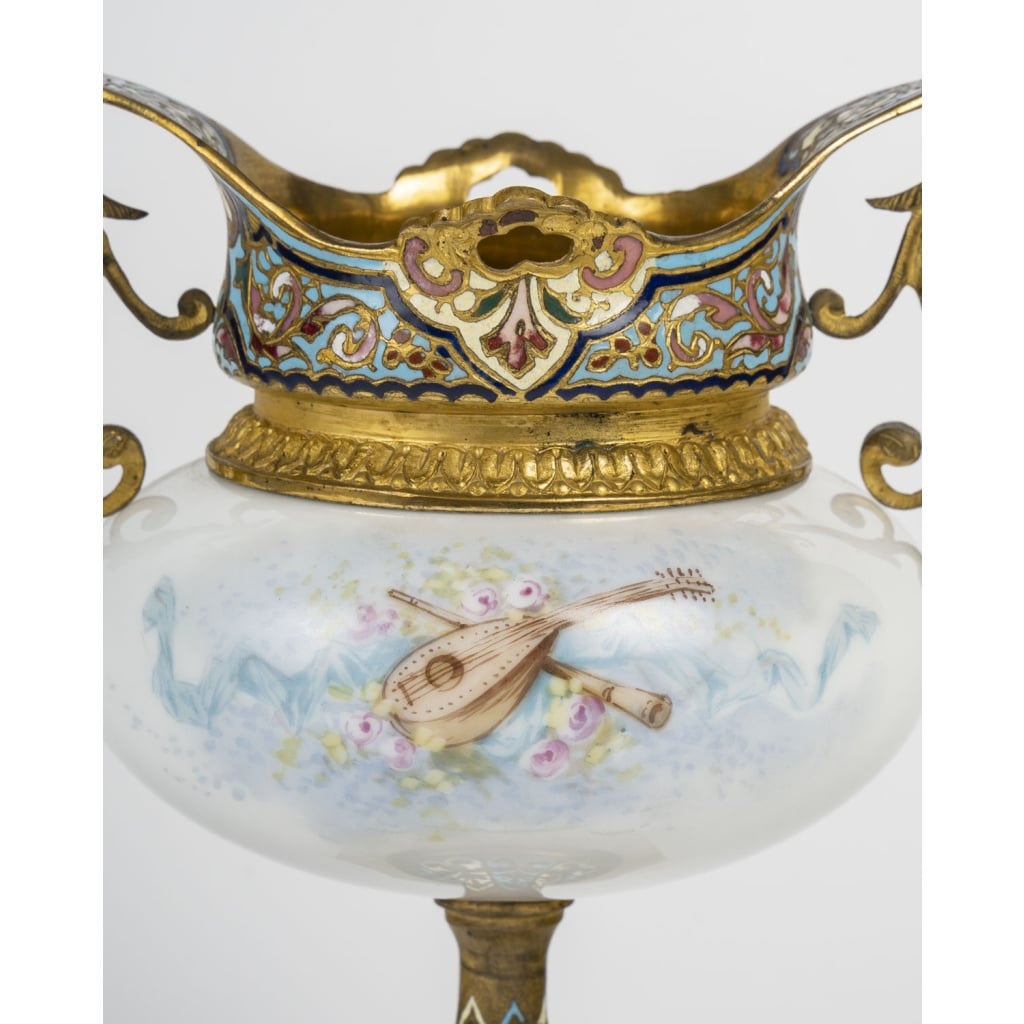 Coupe en Porcelaine Peinte, Bronze Doré et Émail Cloisonné – Style Napoléon III | Biron 