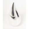 CHRISTOFLE – boîte en argent massif moderniste XXIe siècle | Biron Cette pièce en argent CHRISTOFLE – boite en argent massif moderniste XXIe siècle massif adopte une forme moderne et épurée de GOUTTE D’EAU STYLISEE. Sa silhouette lisse, élancée et symétrique est marquée par un point culminant très fin lui conférant une élégance sculpturale. Cette pièce contemporaine allie pureté des lignes et raffinement du matériau, illustrant l’esprit novateur de la maison CHRISTOFLE au XXIe siècle. Cette pièce éditée à 1000 exemplaire porte le N°779. Cet objet est une véritable sculpture. Dimensions : hauteur 20 cm - Envergure maxi : 10 cm Diamètre base : 4 cm Matière : argent 1er titre 950/°°° Poids : 422 grammes Poinçon : MINERVE Epoque : XXIe siècle Orfèvre : CHRISTOFLE Origine : France/Paris