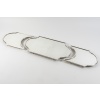 Orfèvre QUEILLE – Surtout de table en argent massif 3 parties NAPOLEON III, XIXe | Biron Orfèvre QUEILLE - Surtout de table en argent massif 3 parties XIXe NAPOLEON III Important surtout de table en trois parties de style Louis XVI, à fond de miroirs, sur un parquet de bois, serti d'une forte lingotière en argent massif à filets et rubans croisés, monté sur des pieds toupies. Dimensions : longueur totale 139 cm Milieu : 74 cm x 42 cm x 4 cm 1/2 cotés : 42 cm x 35,5 cm Matière : argent 1er titre 950/°°° Poinçon : MINERVE Epoque : XIXè NAPOLEON III Orfèvre : QUEILLE à PARIS Origine : France/Paris