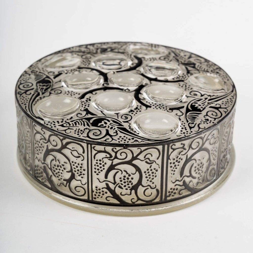 Boîte « Roger » verre blanc émaillé noir de René LALIQUE | Biron 