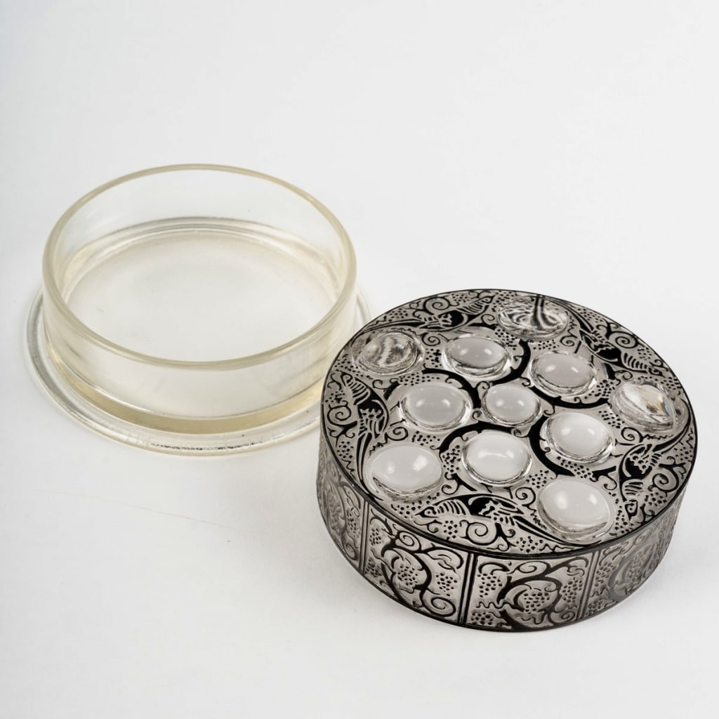 Boîte « Roger » verre blanc émaillé noir de René LALIQUE | Biron 