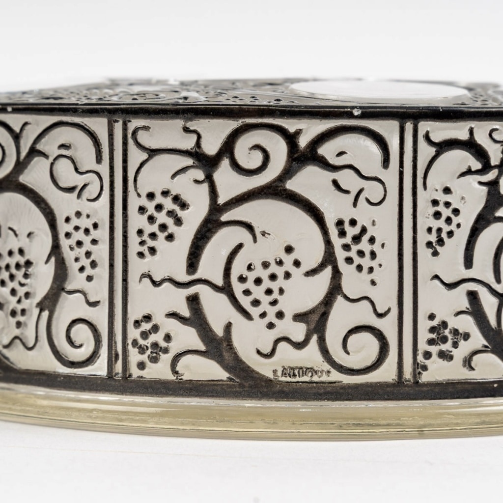 Boîte « Roger » verre blanc émaillé noir de René LALIQUE | Biron 