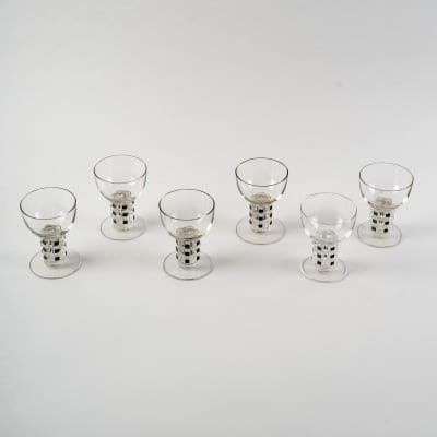 Suite de 6 Verres "Unawihr' verre blanc émaillé noir de René LALIQUE