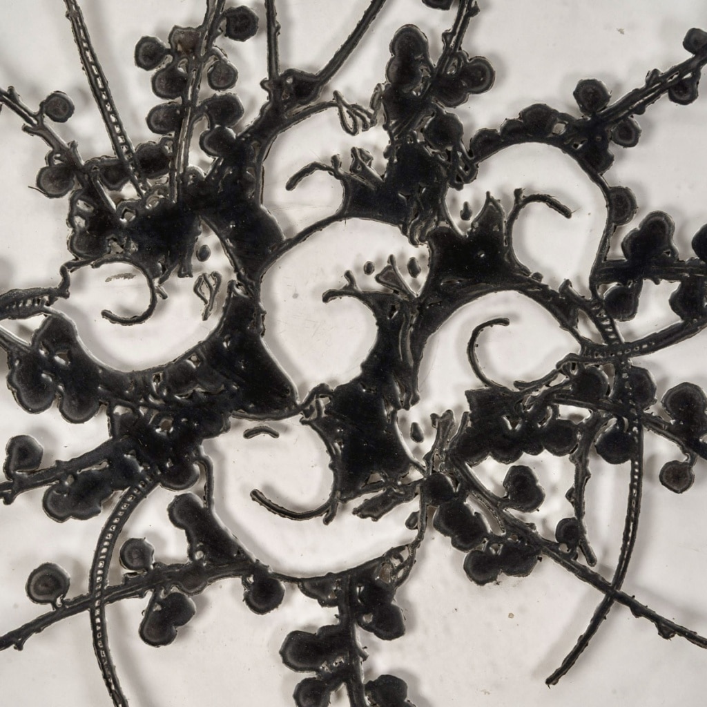 Assiette Décorative « Souris » verre blanc émaillé noir de René LALIQUE | Biron 