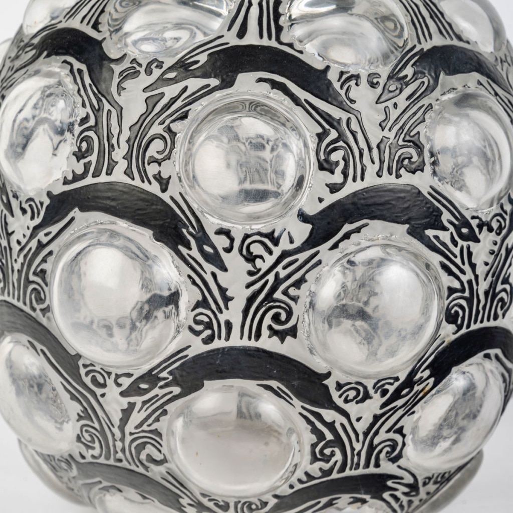 Vase « Antilopes » verre blanc émaillé noir de René LALIQUE | Biron 