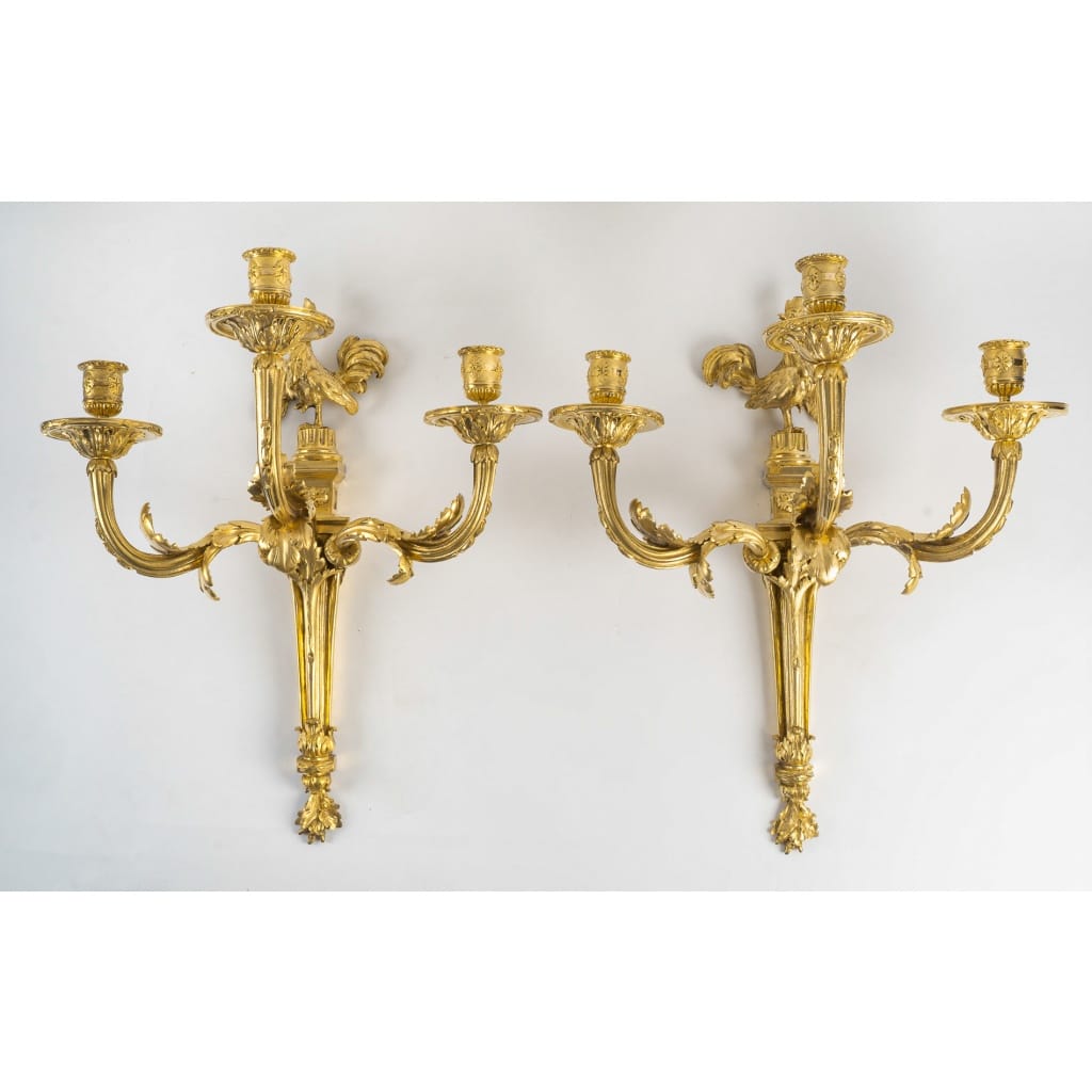 Paire d’appliques au coq en bronze doré dans le style Transition Louis XV-Louis XVI | Biron 