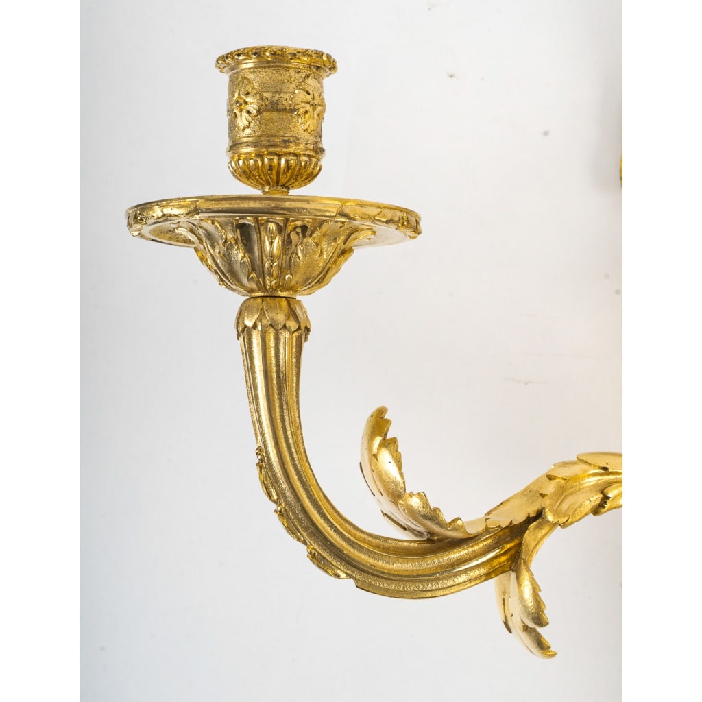 Paire d’appliques au coq en bronze doré dans le style Transition Louis XV-Louis XVI | Biron 