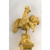 Paire d’appliques au coq en bronze doré dans le style Transition Louis XV-Louis XVI | Biron 