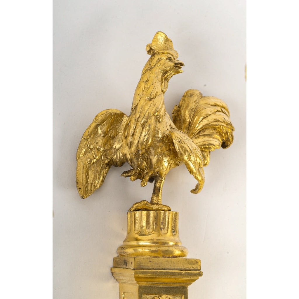 Paire d’appliques au coq en bronze doré dans le style Transition Louis XV-Louis XVI | Biron 