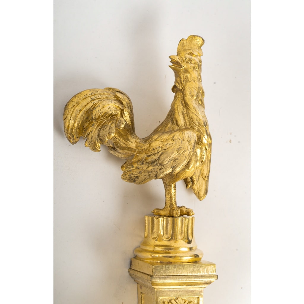 Paire d’appliques au coq en bronze doré dans le style Transition Louis XV-Louis XVI | Biron 