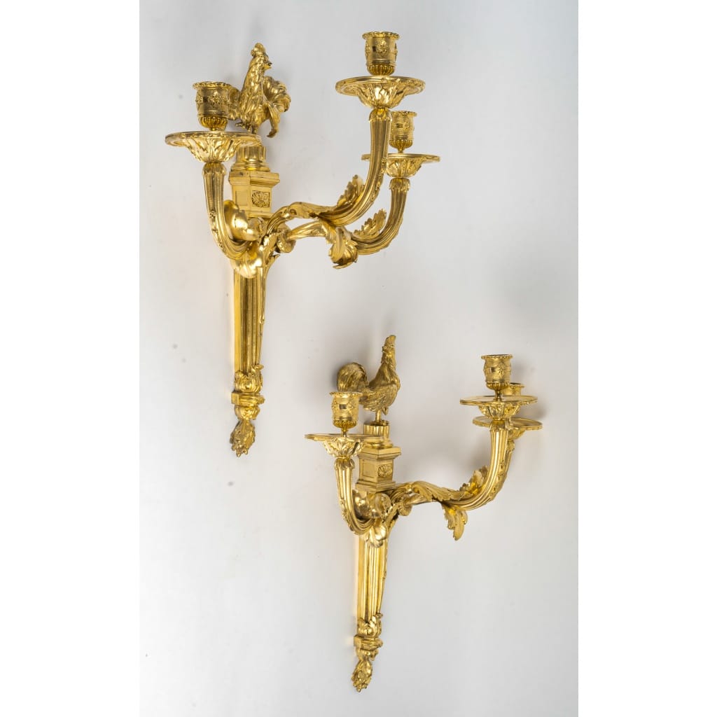 Paire d’appliques au coq en bronze doré dans le style Transition Louis XV-Louis XVI | Biron 