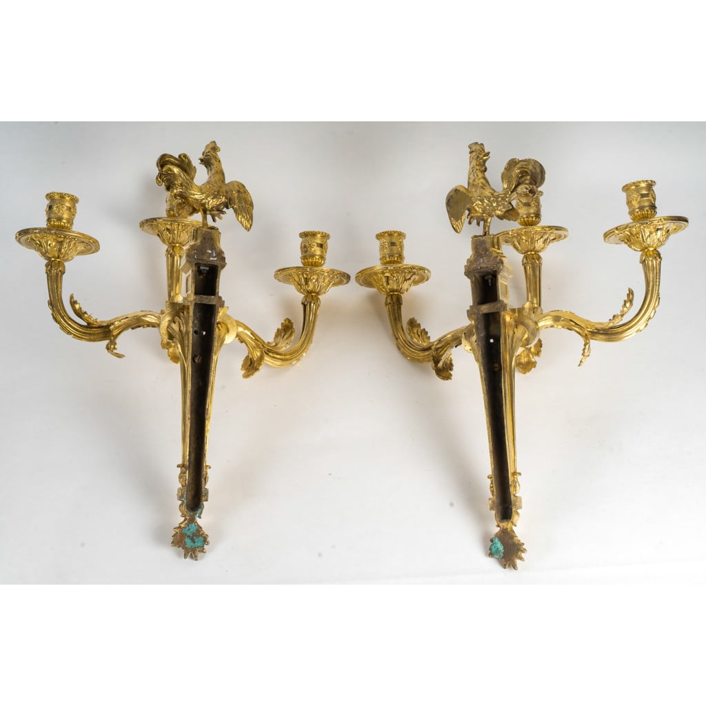 Paire d’appliques au coq en bronze doré dans le style Transition Louis XV-Louis XVI | Biron 