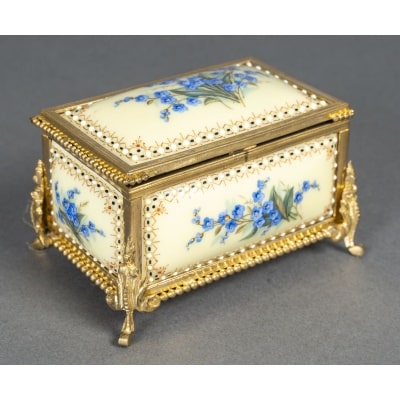 Un coffret à bijoux en bronze doré et émail, fin XIXème siècle