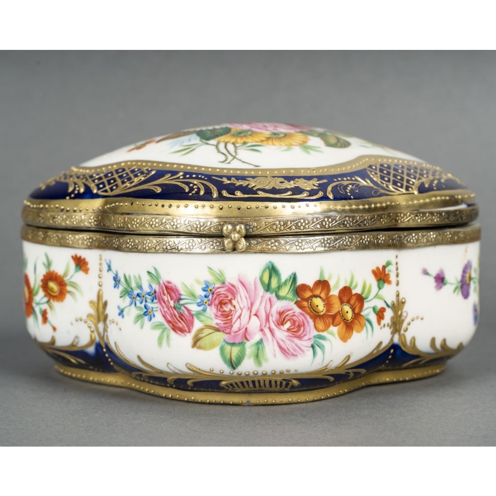 Un petit coffret à bijoux en porcelaine, fin XIXème siècle | Biron 