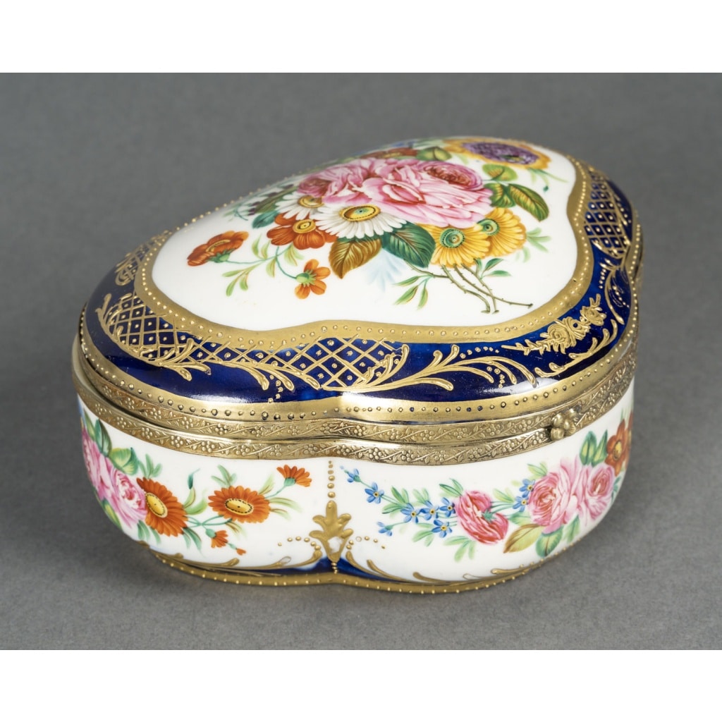 Un petit coffret à bijoux en porcelaine, fin XIXème siècle | Biron 