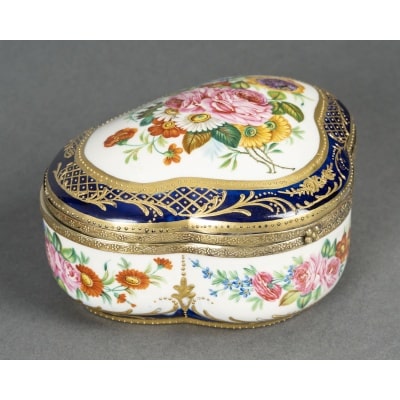 Un petit coffret à bijoux en porcelaine, fin XIXème siècle