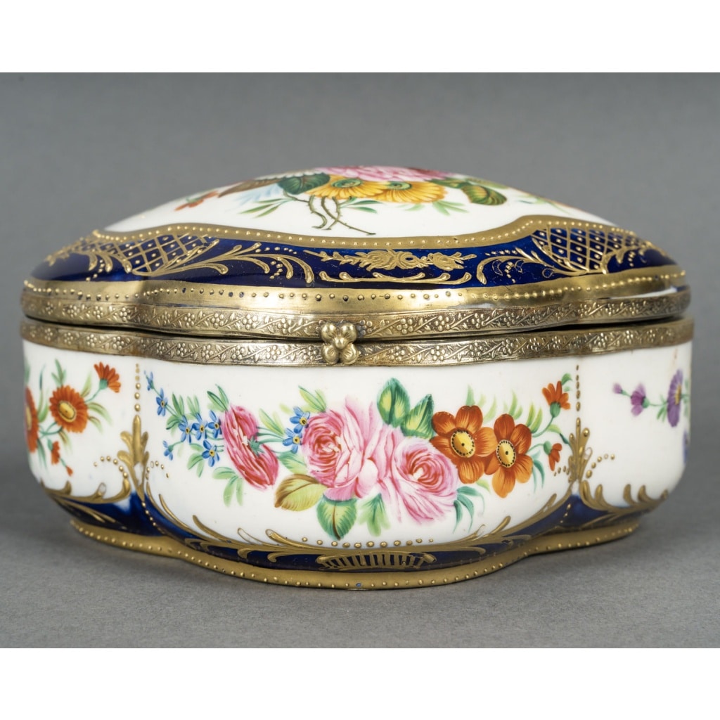 Un petit coffret à bijoux en porcelaine, fin XIXème siècle | Biron 