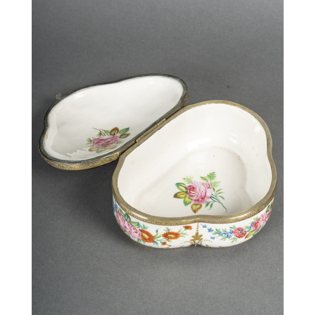 Un petit coffret à bijoux en porcelaine, fin XIXème siècle | Biron 