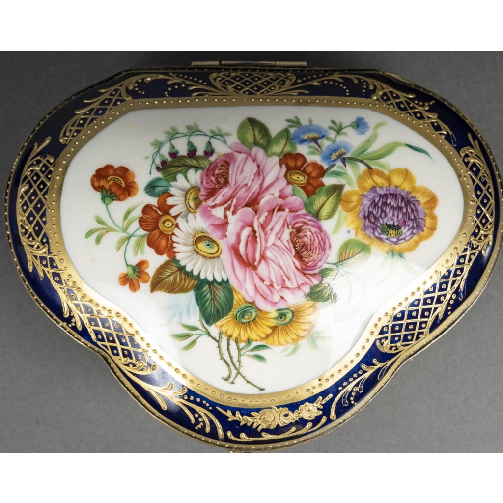 Un petit coffret à bijoux en porcelaine, fin XIXème siècle | Biron 