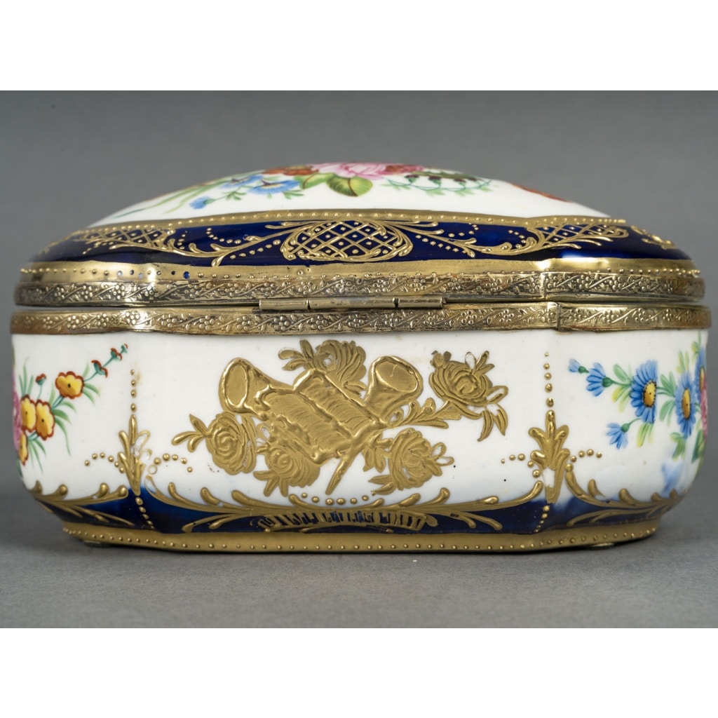 Un petit coffret à bijoux en porcelaine, fin XIXème siècle | Biron 
