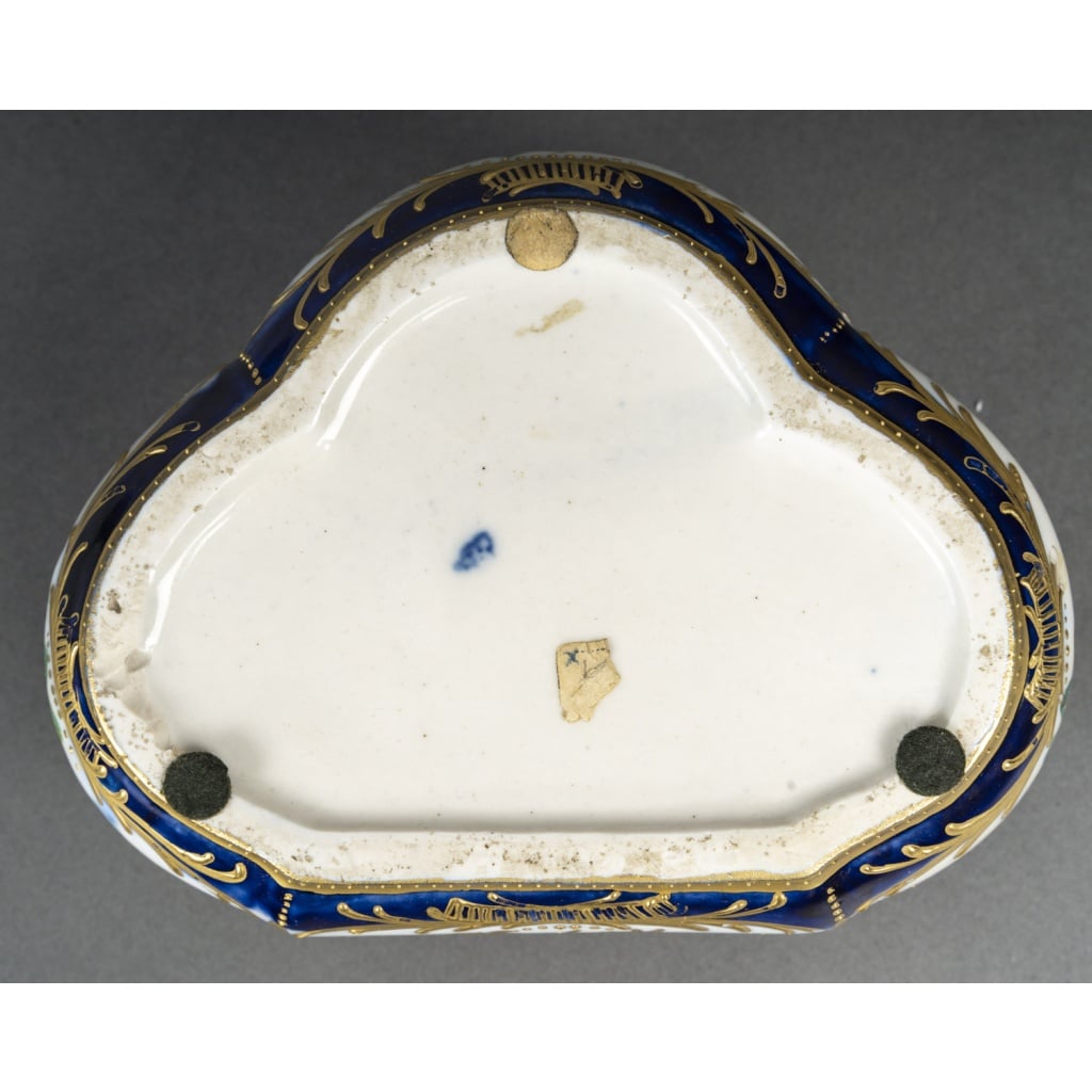 Un petit coffret à bijoux en porcelaine, fin XIXème siècle | Biron 