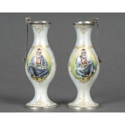 Une paire de vases miniatures en argent massif et émail, fin XIXème siècle