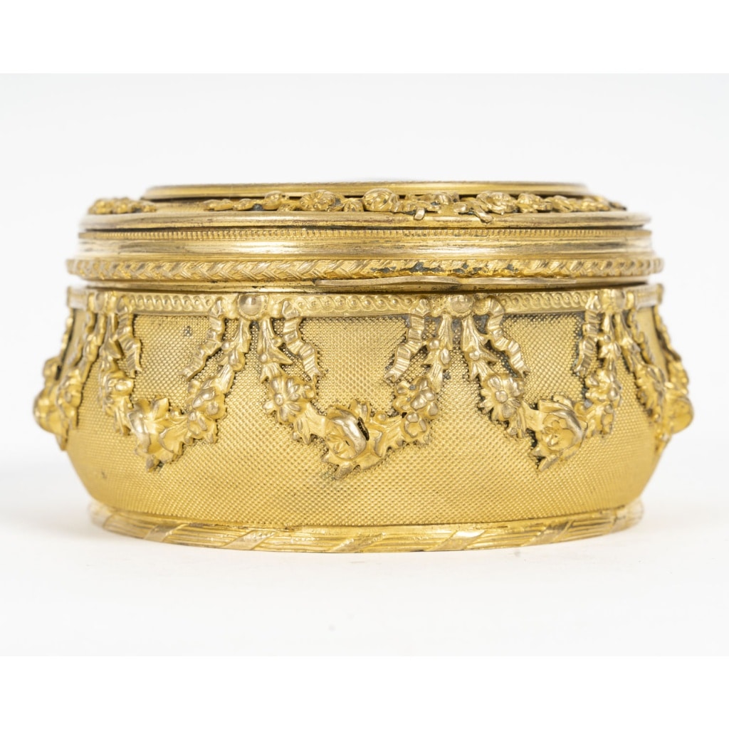 Un petit coffret en bronze doré et plaque en émail de Limoges, fin XIXème siècle | Biron 