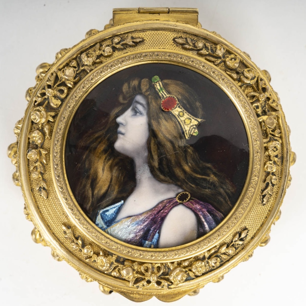 Un petit coffret en bronze doré et plaque en émail de Limoges, fin XIXème siècle | Biron 