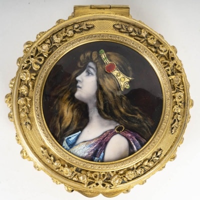 Un petit coffret en bronze doré et plaque en émail de Limoges, fin XIXème siècle