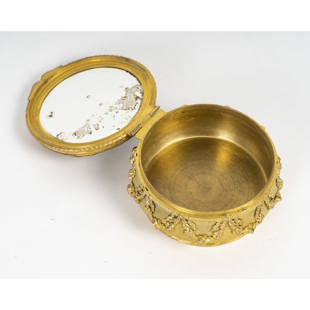 Un petit coffret en bronze doré et plaque en émail de Limoges, fin XIXème siècle | Biron 
