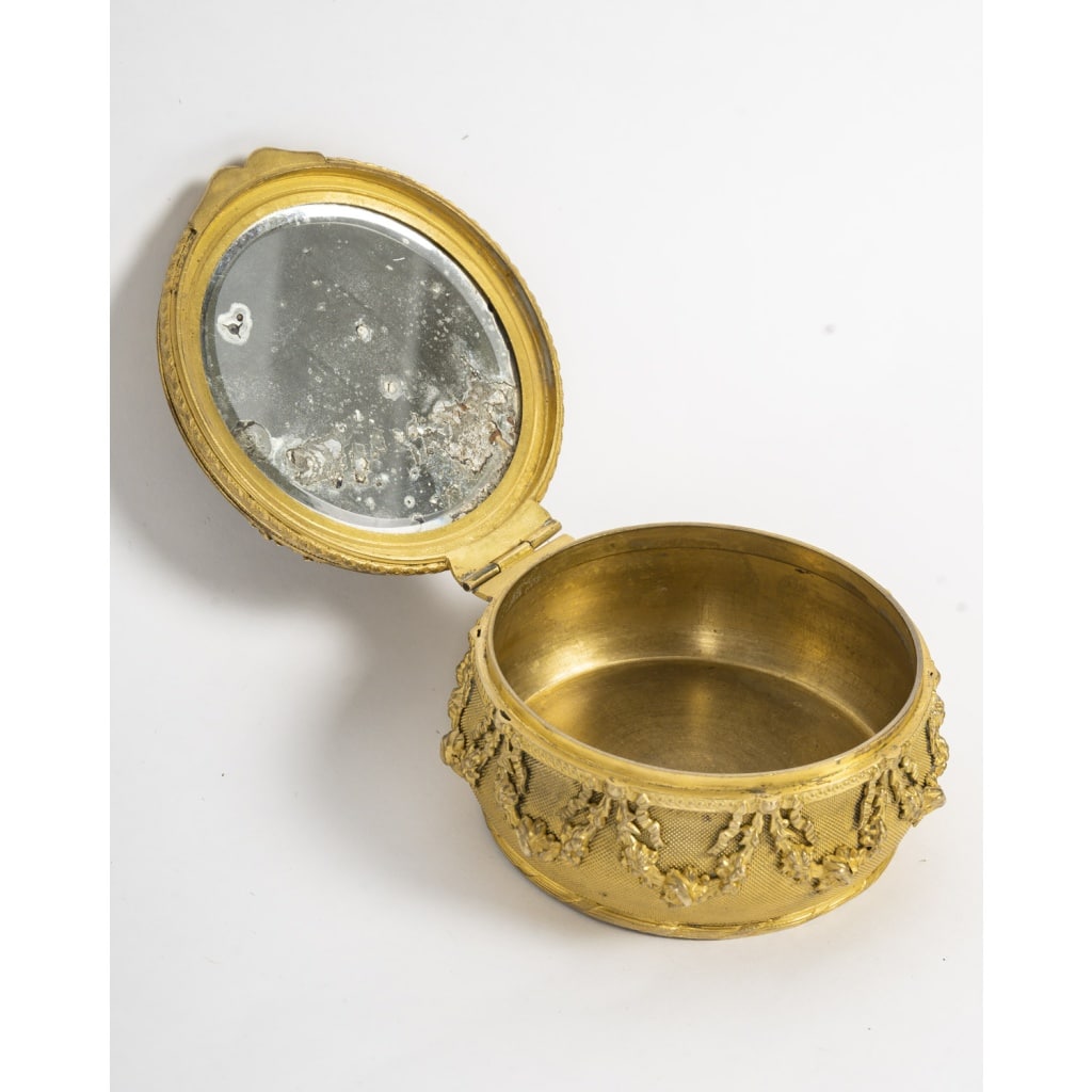 Un petit coffret en bronze doré et plaque en émail de Limoges, fin XIXème siècle | Biron 