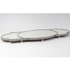 ODIOT Surtout de table en argent 3 parties, Napoléon III, fin XIXe | Biron ODIOT – Surtout de table en argent 3 parties, Napoléon III, fin XIXe Important surtout de table en trois parties, à fond de miroirs sur un parquet de chêne, cernées d’une lingotière en argent massif à décor d’oves et rang de fines perles, montées sur des pieds toupies. Le centre ovale est complété par deux parties qui s’encastrent ou s’écartent selon l’usage. Dimensions : Partie centrale : 61 x 44,5 cm Longueur maxi : 107,5 cm x 44,5 cm Hauteur : 6 cm Matières : Argent 1er titre 950/1°°°, chêne, miroirs Poinçon : MINERVE Epoque : FIN XIXe Orfèvre : ODIOT/ Prévost & Cie (1895-1905) Origine : France/Paris