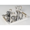 CHRISTOFLE – SABATTINI – Set Thé/Café Moderniste sur son plateau Argent Massif Circa 1957/1968 | Biron CHRISTOFLE-CARDEILHAC & Lino SABATTINI (né en 1925), designer. Modèle COMO, créé vers 1956-1957 Service à thé et café moderniste en argent massif comprenant 5 pièces : cafetière, théière, sucrier et pot à lait en argent uni et un Plateau rectangulaire aux anses gainées de fibres à l'imitation du raphia. Dimensions : Théière : Longueur : 30 cm Base : 7 x 10 cm Hauteur : 13,5 cm Cafetière : Longueur : 16 cm - Base : 6,5 cm - Hauteur : 21,5 cm Crémier : Longueur :9 cm- Base : 4,5 cm x 3,5 cm - Hauteur : 12 cm sucrier : 10 x 10 cm Base : 5,5 cm Hauteur : 7 cm Plateau : 49 x 30 cm Hauteur : 7 cm Matière : Argent 1er titre 940/1°°° Poids : 3 Kg 606 Poinçon : ARGENTO 940/1000 Orfevre : CHRISTOFLE Origine : Au milieu des années 1950, Lino Sabattini ouvre un atelier d'orfèvrerie à Milan qui attire rapidement l'attention de Gio Ponti. Ce dernier lui consacre un article dans le magazine Domus et présente ses oeuvres en 1956 à Paris dans une exposition consacrée au design italien. Sabattini obtient dès lors une reconnaissance internationale et devient directeur du design pour Christofle Orfèvrerie (qui a racheté Cardeilhac en 1951). Il insuffle un vent de nouveauté dans cette maison fondée en 1830, en imaginant des couverts, pièces de forme et bougeoirs aux lignes modernistes pour la collection " Formes nouvelles". Le modèle Como est le plus souvent réalisé en métal argenté par Christofle pour la collection Gallia. Cette édition en argent par Christofle-Cardeilhac est donc particulièrement rare. Provenance : Acquis directement auprès de la maison Christofle le 12 juin 1957. Bibliographie : Connaissance des Arts, mai 1999, n°561 p. 71 pour un modèle identique en argent.
