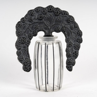 Flacon "Bouchon Mûres" verre noir patiné blanc de René LALIQUE
